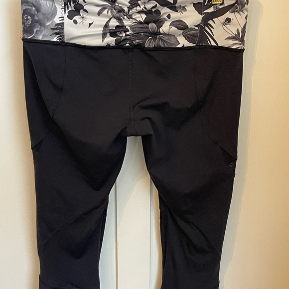 Lululemon Black Capri Leggings - Floral Waist Size Women's 6 - 24” - Picture 3 of 5